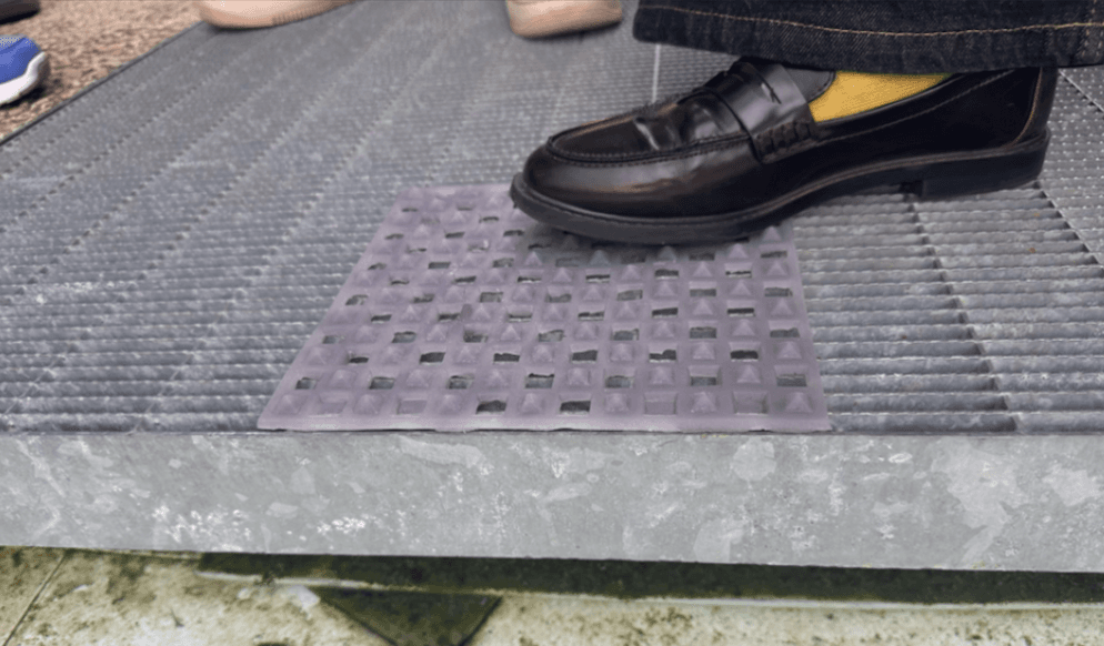 HOLDE — anti-slip mat in use on floor grate